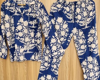 Ręcznie robiony bawełniany komplet piżamowy: piżama unisex z nadrukiem kwiatowym
