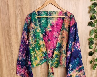 Top corto de seda con mangas acampanadas, estampado tie-dye, blusa boho