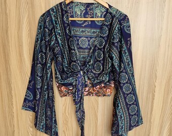 Top in seta con nodo sul davanti: tessuto sari riciclato, stile boho, vestibilità regolabile