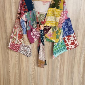 Handgjord bomullslappstickad crop top - Boho knytjacka framtill
