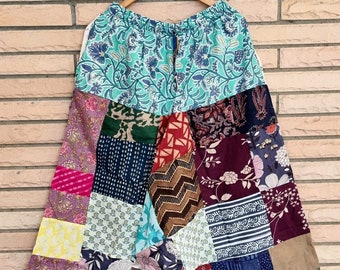 Puede incluir: Pantalones de patchwork con una variedad de estampados florales y geométricos coloridos. Los pantalones tienen una cintura con cordón y están hechos de una tela suave y cómoda.