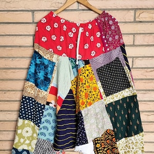 Op de afbeelding: Patchwork broek met een verscheidenheid aan kleurrijke bloemen- en geometrische patronen. De broek heeft een trekkoord in de taille en is gemaakt van een lichtgewicht stof.