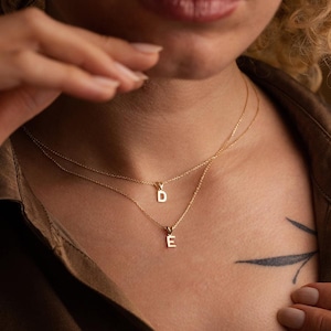 Collar con inicial personalizado de oro macizo de 14 quilates • Colgante con letra personalizada • Delicado regalo de oro auténtico • Joyería minimalista para ella