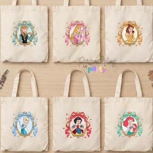 Puede incluir: Seis bolsas de mano de lona blanquecina con retratos de princesas en marcos ornamentados. Cada bolsa presenta una princesa diferente: Anna, Aurora, Bella, Elsa, Blancanieves y Ariel. Las bolsas tienen asas beige a juego.