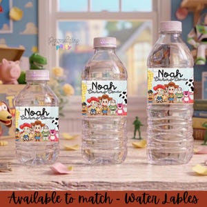 Pu&ograve; includere: Tre bottiglie d'acqua in plastica trasparente con tappi rosa chiaro, ognuna dotata di un'etichetta personalizzata con il testo Noah turns two e una colorata illustrazione grafica di vari personaggi dei cartoni animati.