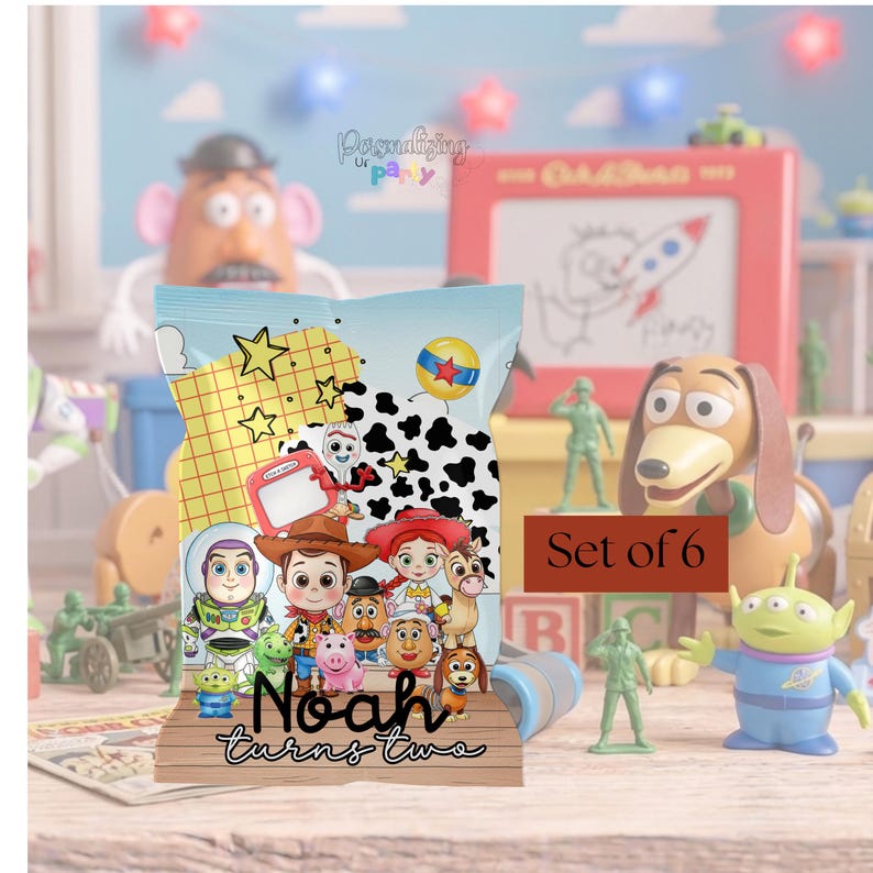 Pu&ograve; includere: Un set di sei sacchetti regalo personalizzati con una stampa grafica colorata di vari personaggi giocattolo animati, tra cui un ranger spaziale, un cowboy e una cowgirl. Il testo "Noah turns two" &egrave; stampato in nero in basso.