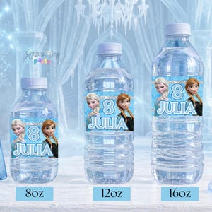 Peut inclure: Trois bouteilles d'eau en plastique transparent avec des bouchons blancs, dot&eacute;es d'&eacute;tiquettes personnalis&eacute;es avec des fonds bleu paillet&eacute;, des images de deux personnages anim&eacute;s, le chiffre 8 et le nom JULIA. Les bouteilles sont &eacute;tiquet&eacute;es 8oz, 12oz et 16oz.