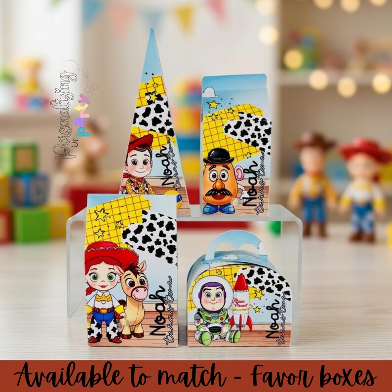 Puede incluir: Un conjunto de cuatro cajas de regalo personalizadas con personajes de dibujos animados, incluyendo un vaquero, una figura de patata, una vaquera con un caballo y un guardi&aacute;n espacial con un cohete. Cada caja muestra el nombre Noah.