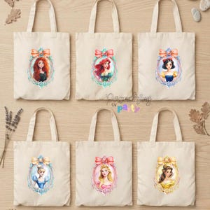 Peut inclure: Six sacs fourre-tout en toile blanc cass&eacute;, chacun pr&eacute;sentant une illustration unique &agrave; l'aquarelle d'un personnage f&eacute;minin diff&eacute;rent dans un cadre orn&eacute; et color&eacute; surmont&eacute; d'un n&oelig;ud. Le texte "Personalizing Your Party" est imprim&eacute; au centre.