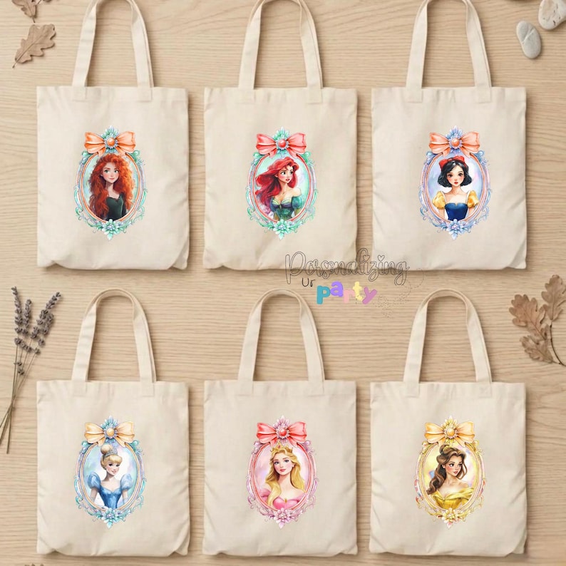 Peut inclure: Six sacs fourre-tout en toile blanc cass&eacute;, chacun pr&eacute;sentant une illustration unique &agrave; l'aquarelle d'un personnage f&eacute;minin diff&eacute;rent dans un cadre orn&eacute; et color&eacute; surmont&eacute; d'un n&oelig;ud. Le texte "Personalizing Your Party" est imprim&eacute; au centre.
