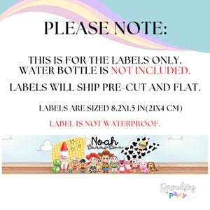 Puede incluir: Una etiqueta rectangular para botella de agua con personajes de dibujos animados, un cohete y el texto 'Noah turns two'. La etiqueta mide 21 x 4 cm. El texto dice: 'PLEASE NOTE: THIS IS FOR THE LABELS ONLY. WATER BOTTLE IS NOT INCLUDED. LABELS WILL SHIP PRE-CUT AND FLAT. LABEL IS NOT WATERPROOF.'