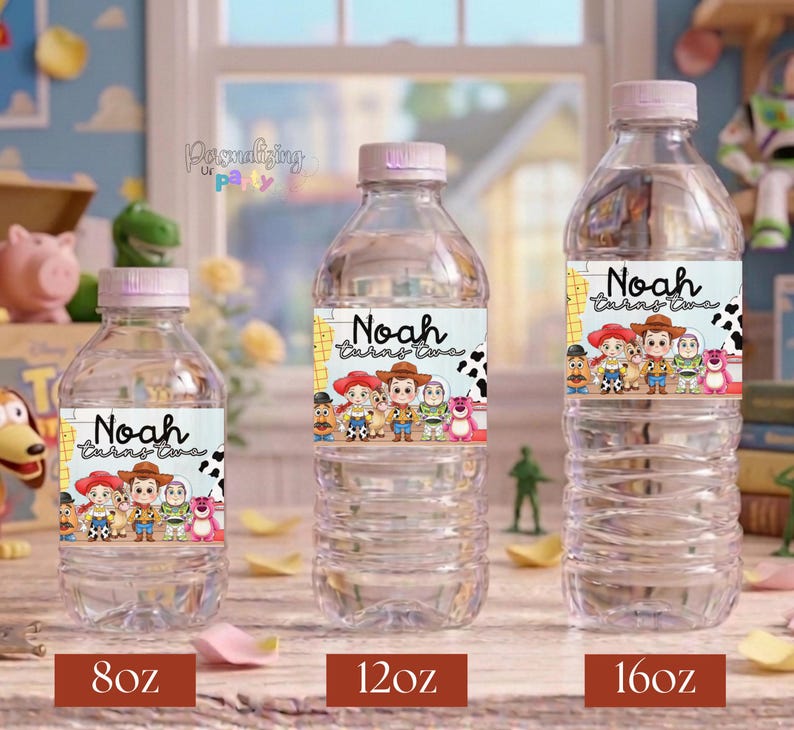 Puede incluir: Tres botellas de agua de pl&aacute;stico transparente con tapas de color rosa claro, cada una con una etiqueta personalizada con el texto 'Noah turns two' e ilustraciones de personajes de dibujos animados. Tama&ntilde;os de 8oz, 12oz y 16oz.