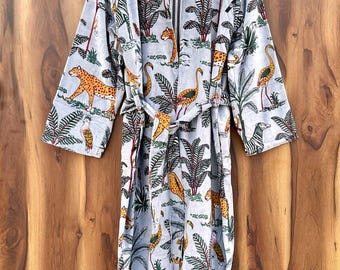 Blauwfluwelen kimonobadjas: loungekleding met dierenprint