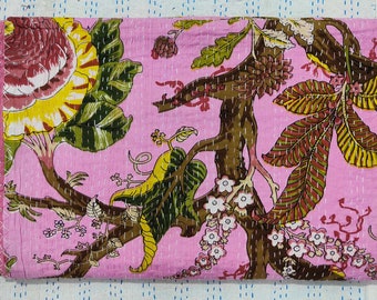 ピンクの花柄カンタキルト：インドのブロックプリントコットンベッド