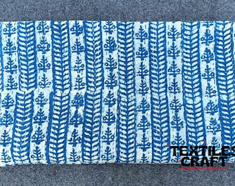 Colcha Kantha Floral Índigo: Colcha de algodão com estampa feita à mão em blocos.