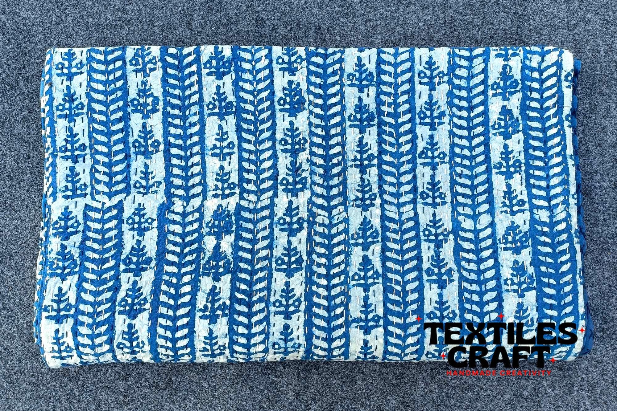 Coperta Trapuntata Kantha Indiana | 100% Cotone Blu Indaco | Copriletto Bohemien Fatto A Mano 152x228 Cm