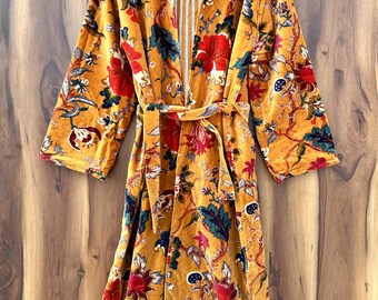 Fluwelen kimonobadjas met bloemenprint: gele lange jas, handgemaakte loungewear-jurk