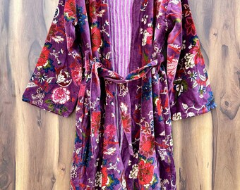 Luxe fluwelen kimonobadjas, paarse lange kamerjas met bloemenprint