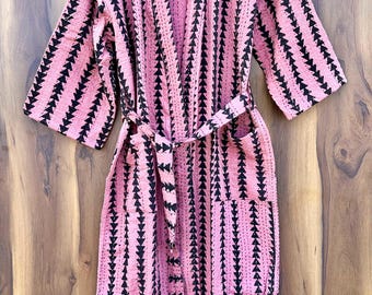 Gewatteerde kantha-kimonobadjas: roze katoenen badjas met blokprint