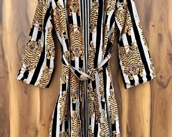 Lange fluwelen kimonobadjas, luxe kamerjas, festivaloutfit met tijgerprint