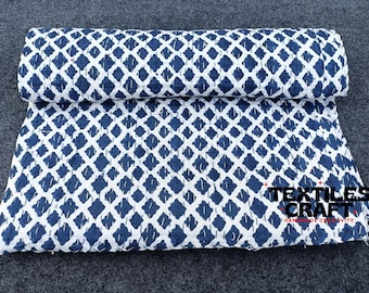 Colcha Kantha indiana com estampa em blocos azuis e brancos: 100% algodão.