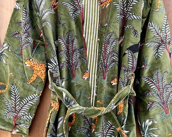 Fluwelen kimonobadjas: Loungewear winterjas met groene woudprint