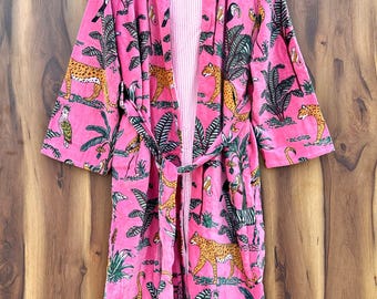 Roze fluwelen kimonobadjas: lange kamerjas met jungleprint