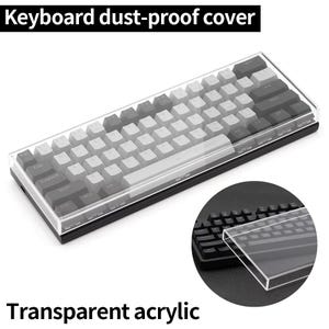 Op de afbeelding: Een toetsenbord met grijze en witte toetsen wordt beschermd door een transparante, stofdichte acryl cover. De tekst "Keyboard dust-proof cover" staat bovenaan en "Transparent acrylic" onderaan.