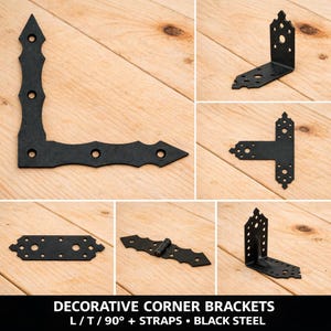 Peut inclure: Ensemble de supports d'angle décoratifs en acier noir, comprenant des modèles en L, en T et des sangles. Les supports présentent un design décoratif à bords pointus et sont présentés sur une surface en bois clair. Le texte en bas indique "DECORATIVE CORNER BRACKETS L/T/90° + STRAPS • BLACK STEEL."