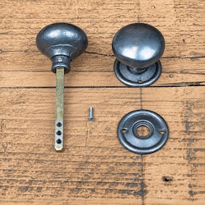 Dörrknoppset i gjutjärn – 50 mm runda handtag med spindel, naturstål eller svart – Rustik innerdörrbeslag