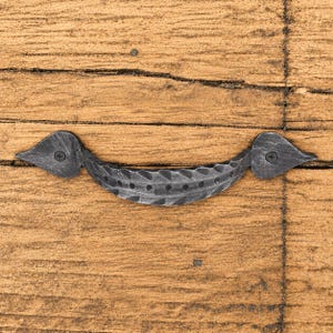 Grande maniglia per mobili forgiata a mano – Interasse fori 140 mm, maniglia per cassetti e armadi in acciaio martellato – Ferramenta rustica in stile fattoria