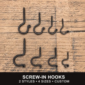 Op de afbeelding: Een verzameling van acht zwarte metalen inschroefhaken gerangschikt in twee rijen van vier, met twee verschillende stijlen en vier variërende maten. De tekst onderaan luidt: SCREW-IN HOOKS, 2 STYLES, 4 SIZES, CUSTOM. De haken hebben schroefdraadschachten.