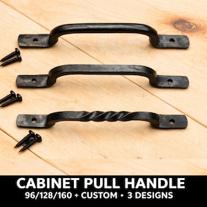Peut inclure: Trois poignées de tirage de meubles noires de différents modèles, dont une barre torsadée, sont présentées sur une surface en bois clair. Les poignées sont accompagnées de vis noires. Le texte "CABINET PULL HANDLE" est en bas.