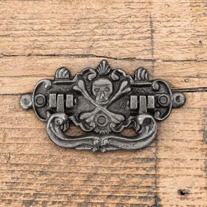 Gietijzeren handgreep piratenschedel – The Corsair Treasure Chest & Gothic Furniture Pull