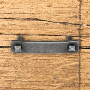 Uchwyt meblowy kuty ręcznie – rozstaw otworów 88 mm, rustykalny uchwyt do szuflad i szafek ze stali – Industrial Farmhouse Hardware