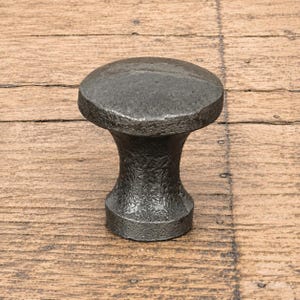 Kleine ronde gietijzeren kastknop – Cotswold vintage country house ladebeslag