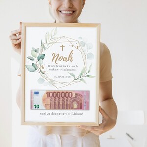 Puede incluir: Un marco de madera clara que contiene una impresi&oacute;n con el nombre "Noah" en oro, una cruz y texto en alem&aacute;n. Tambi&eacute;n se incluye una corona decorativa y un billete de 10 euros con el texto "1000000".
