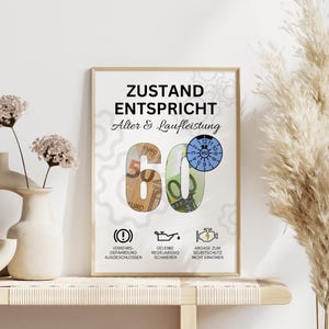 Puede incluir: Un cartel enmarcado con el texto "ZUSTAND ENTSPRICHT Alter & Laufleistung" y el n&uacute;mero 60 hecho con billetes de euro. El cartel incluye iconos y texto en alem&aacute;n. El cartel se exhibe en una estanter&iacute;a con jarrones y flores secas.