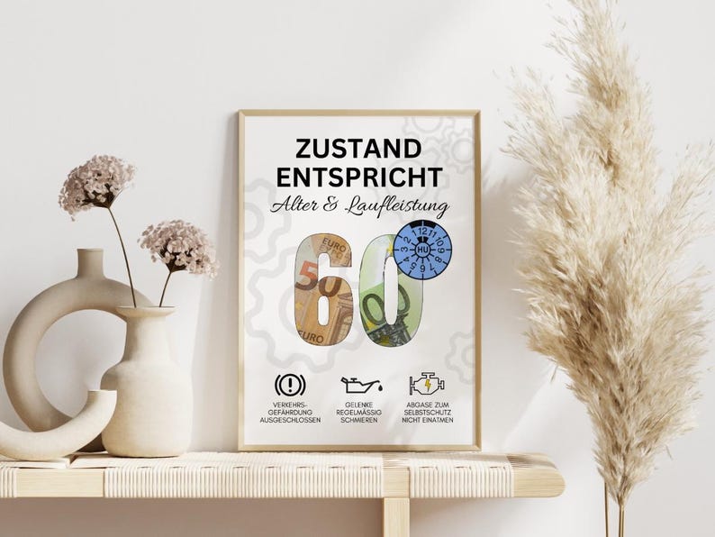 Puede incluir: Un cartel enmarcado con el texto "ZUSTAND ENTSPRICHT Alter & Laufleistung" y el n&uacute;mero 60 hecho con billetes de euro. El cartel incluye iconos y texto en alem&aacute;n. El cartel se exhibe en una estanter&iacute;a con jarrones y flores secas.