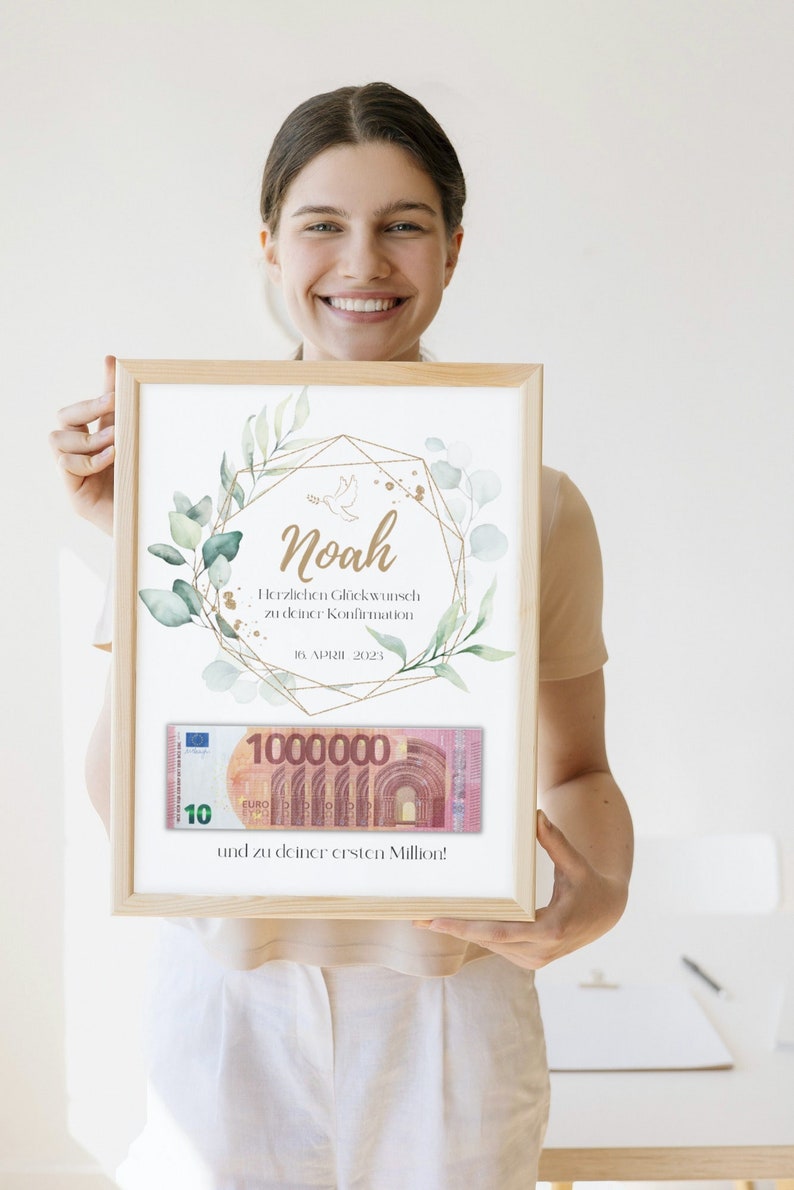 Puede incluir: Un marco de madera clara que contiene una impresi&oacute;n con un dise&ntilde;o geom&eacute;trico dorado y hojas verdes, con el nombre "Noah". Debajo, un billete de euro con el texto "1000000" y el texto "und zu deiner ersten Million!"