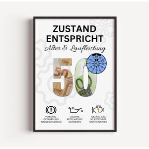 以下が含まれることがあります： 「ZUSTAND ENTSPRICHT Alter & Laufleistung」というドイツ語のテキストと、ユーロ紙幣で作られた数字「50」が描かれた額入りのプリント。青い円形のグラフィックと、ドイツ語のテキストが入った3つのアイコンが含まれています。