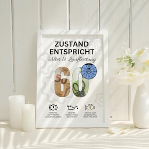 Puede incluir: Un cartel enmarcado con el texto "ZUSTAND ENTSPRICHT Alter & Laufleistung" y el n&uacute;mero 60. El n&uacute;mero 60 est&aacute; formado por im&aacute;genes de dinero y un reloj. El cartel est&aacute; en un marco blanco, con velas blancas y un jarr&oacute;n con flores blancas.