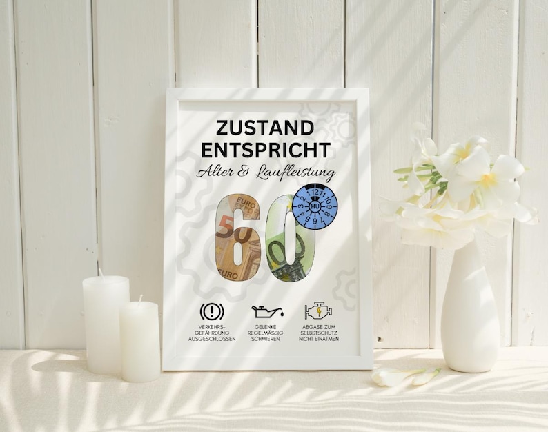 Puede incluir: Un cartel enmarcado con el texto "ZUSTAND ENTSPRICHT Alter & Laufleistung" y el n&uacute;mero 60. El n&uacute;mero 60 est&aacute; formado por im&aacute;genes de dinero y un reloj. El cartel est&aacute; en un marco blanco, con velas blancas y un jarr&oacute;n con flores blancas.