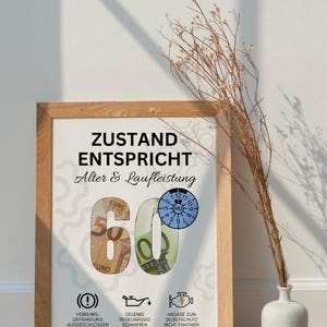 Puede incluir: Un cartel enmarcado con el texto "ZUSTAND ENTSPRICHT Alter & Laufleistung". La obra de arte presenta el n&uacute;mero 60 hecho con billetes de euro y un veloc&iacute;metro. Debajo hay tres iconos con texto en alem&aacute;n.