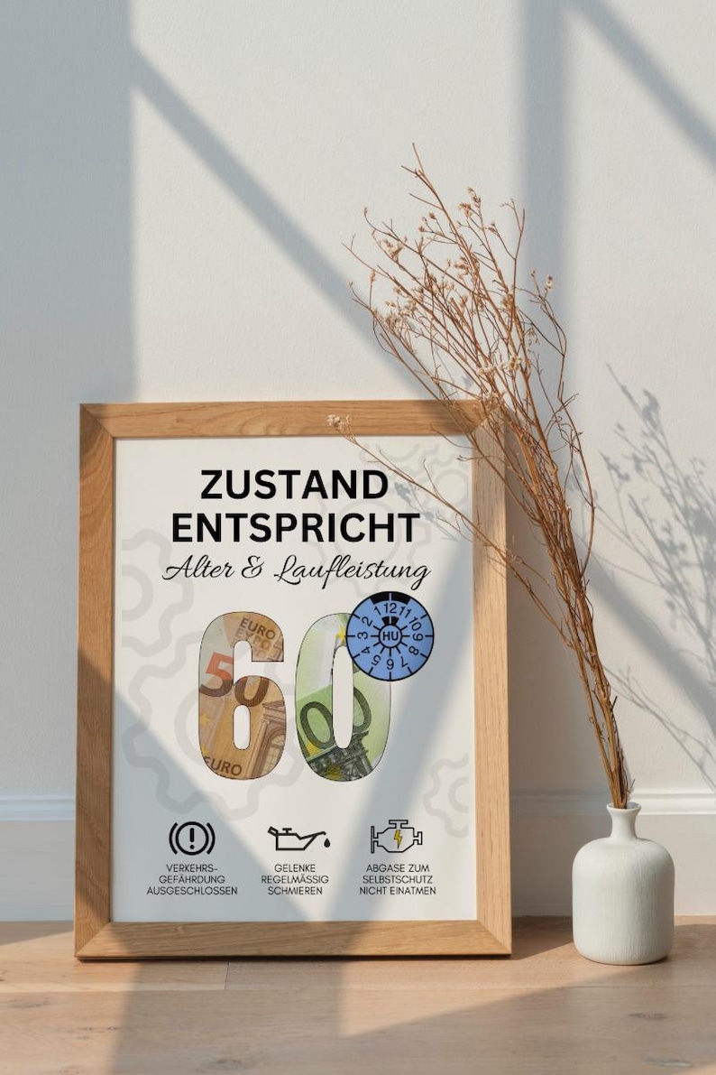 Puede incluir: Un cartel enmarcado con el texto "ZUSTAND ENTSPRICHT Alter & Laufleistung". La obra de arte presenta el n&uacute;mero 60 hecho con billetes de euro y un veloc&iacute;metro. Debajo hay tres iconos con texto en alem&aacute;n.