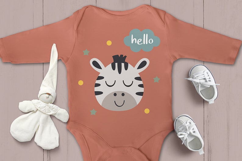 Pode incluir: Um macac&atilde;o de beb&ecirc; cor coral com um gr&aacute;fico de rosto de zebra branco e preto, uma nuvem azul com a palavra "hello" e estrelas amarelas e verdes.