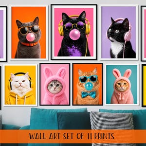 Puede incluir: Un conjunto de once impresiones artísticas enmarcadas con gatos. Cada gato lleva gafas de sol, auriculares o un disfraz de conejito, soplando una burbuja de chicle. Los fondos son de colores vibrantes como el naranja, el rosa y el amarillo.
