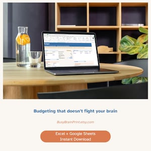 Op de afbeelding: Een laptop met een budgetspreadsheet op het scherm, geplaatst op een ronde houten tafel naast een glazen waterkaraf en een glas. Het scherm toont financiële gegevens met de tekst Budget, BusyBrainPrint.etsy.com en Excel + Google Sheets.