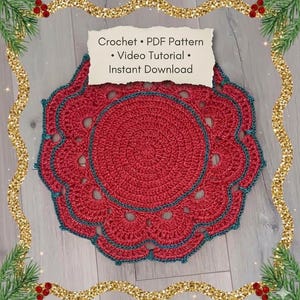 Op de afbeelding: Een handgemaakte, rode gehaakte doily met een geschulpte rand en teal trim. De doily heeft een cirkelvormig midden met een spiraalpatroon. Tekst op een papier luidt: Crochet, PDF Pattern, Video Tutorial, Instant Download.