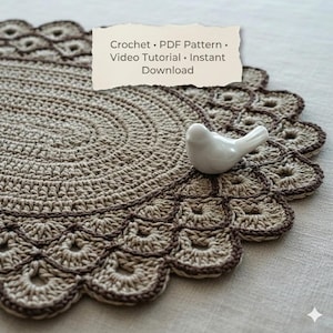 Peut inclure: Nappe ronde au crochet faite à la main, beige et marron, avec un bord festonné. Une petite figurine d'oiseau en céramique blanche repose sur la nappe. Le texte sur un papier indique : Crochet PDF Pattern, Video Tutorial, Instant Download.